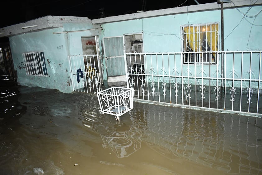 Se desborda laguna de regulación, se inundan colonias Santiago Ramírez y Lázaro Cárdenas