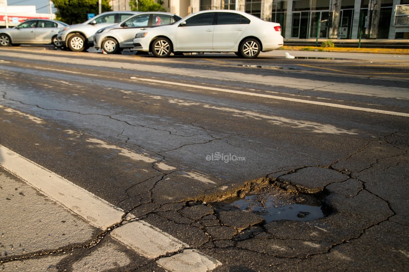 Aumentan baches en calles de Torreón