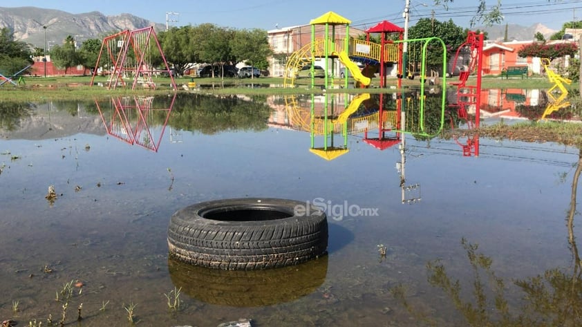 Inundación en plaza de la colonia Prados