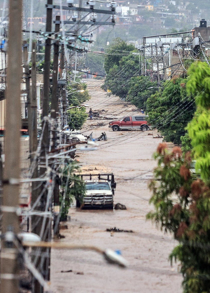 MEX006. ACAPULCO (MÉXICO), 26/09/2024.- Vehículos transitan por una calle inundada este jueves en Acapulco (México). El paso del huracán John, que avanza en el Pacíico central mexicano como categoría 1, ha dejado severas inundaciones, deslaves y carreteras destruidas en el popular balneario de Acapulco, estado de Guerrero, sur de México, después de tres días de lluvias. EFE/ David Guzmán