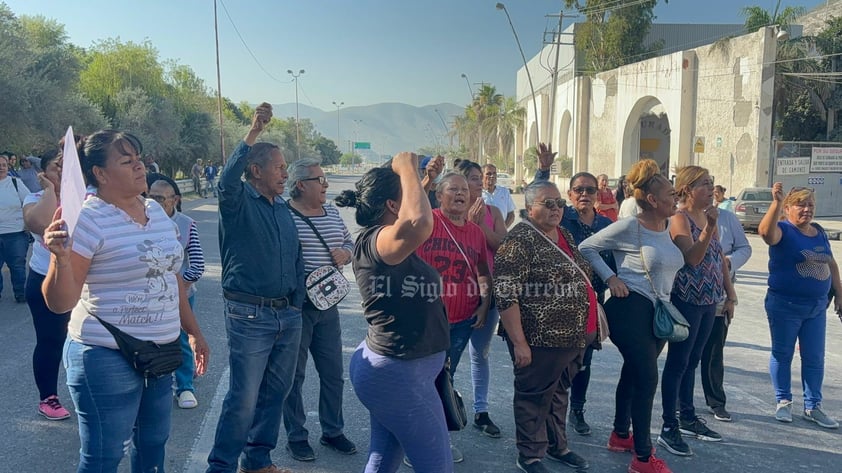 Bloquean vecinos la empresa Cribisa en Lerdo