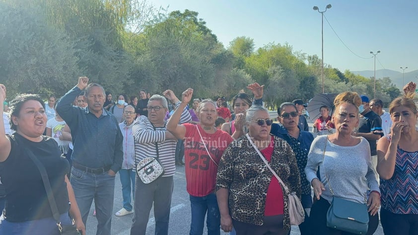 Bloquean vecinos la empresa Cribisa en Lerdo