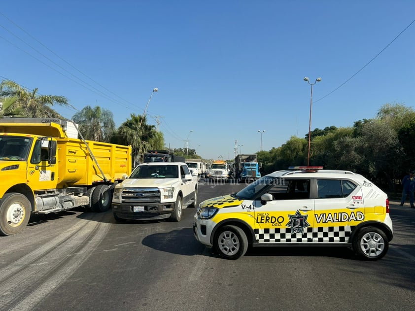 Bloquean vecinos la empresa Cribisa en Lerdo