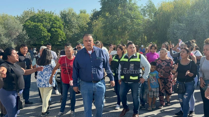 Bloquean vecinos la empresa Cribisa en Lerdo