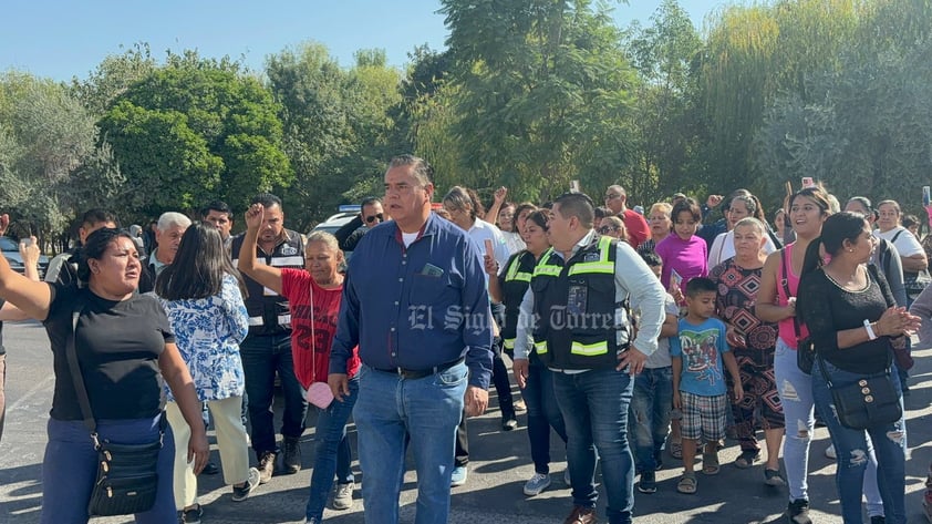 Bloquean vecinos la empresa Cribisa en Lerdo