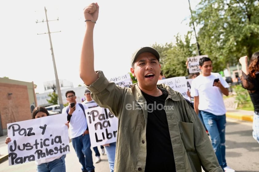 A un año de que estalló la guerra entre Israel y Hamás, un numeroso grupo de jóvenes de La Laguna que pertenecen a la Federación Nacional de Estudiantes Revolucionarios Rafael Ramírez (FNERRR) realizaron este lunes una marcha en Torreón para exigir un alto total al genocidio en contra del pueblo palestino por parte del Ejército Israelí.