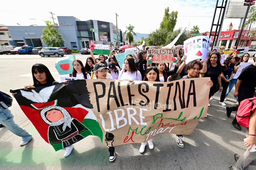 A un año de que estalló la guerra entre Israel y Hamás, un numeroso grupo de jóvenes de La Laguna que pertenecen a la Federación Nacional de Estudiantes Revolucionarios Rafael Ramírez (FNERRR) realizaron este lunes una marcha en Torreón para exigir un alto total al genocidio en contra del pueblo palestino por parte del Ejército Israelí.