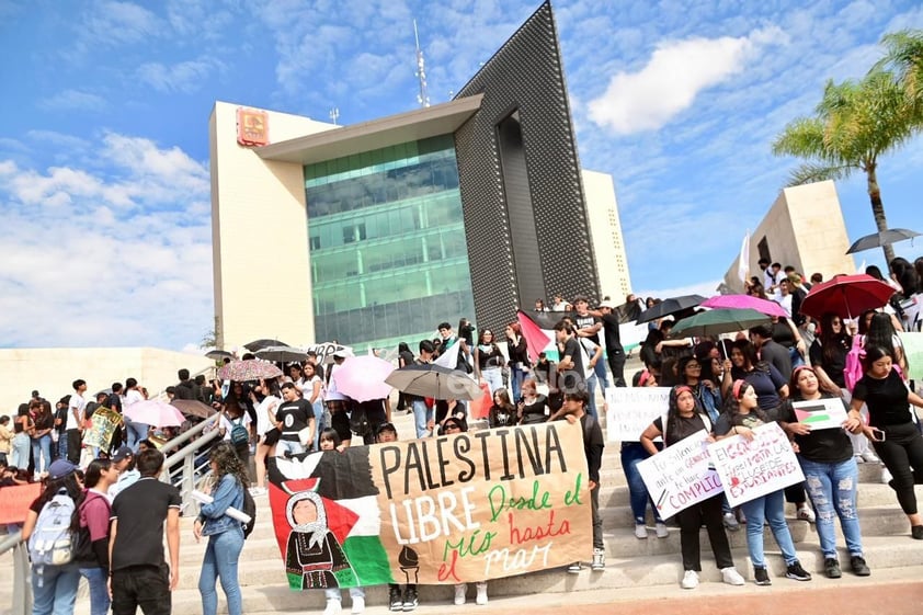 A un año de que estalló la guerra entre Israel y Hamás, un numeroso grupo de jóvenes de La Laguna que pertenecen a la Federación Nacional de Estudiantes Revolucionarios Rafael Ramírez (FNERRR) realizaron este lunes una marcha en Torreón para exigir un alto total al genocidio en contra del pueblo palestino por parte del Ejército Israelí.