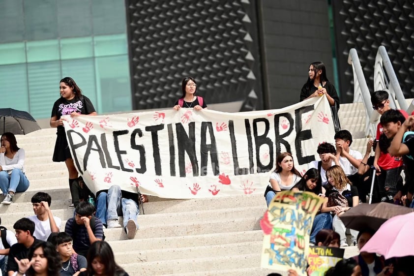 A un año de que estalló la guerra entre Israel y Hamás, un numeroso grupo de jóvenes de La Laguna que pertenecen a la Federación Nacional de Estudiantes Revolucionarios Rafael Ramírez (FNERRR) realizaron este lunes una marcha en Torreón para exigir un alto total al genocidio en contra del pueblo palestino por parte del Ejército Israelí.