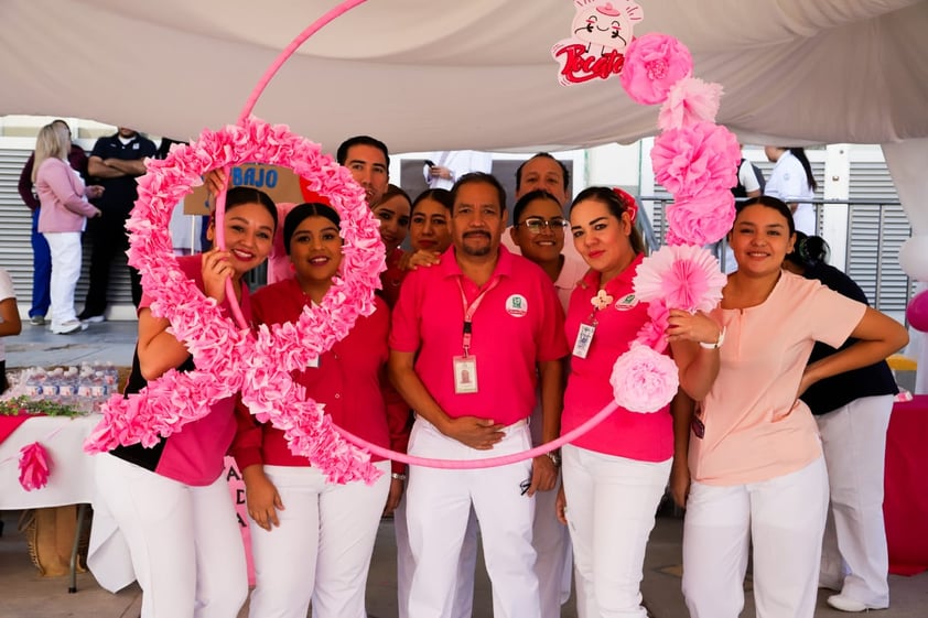 Forman lazo rosa en clínica 18 del IMSS para crear conciencia sobre cáncer de mama