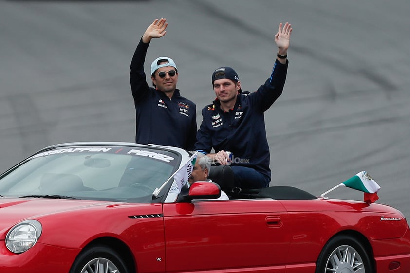 EVE5123. CIUDAD DE MÉXICO (MÉXICO), 27/10/2024.- El mexicano Sergio Pérez (i) y el neerlandés Max Verstappen de Red Bull desfilan antes de la carrera del Gran Premio de México de la Fórmula 1 este domingo, en el Autódromo de los Hermanos Rodríguez en Ciudad de México (México). EFE/ Isaac Esquivel