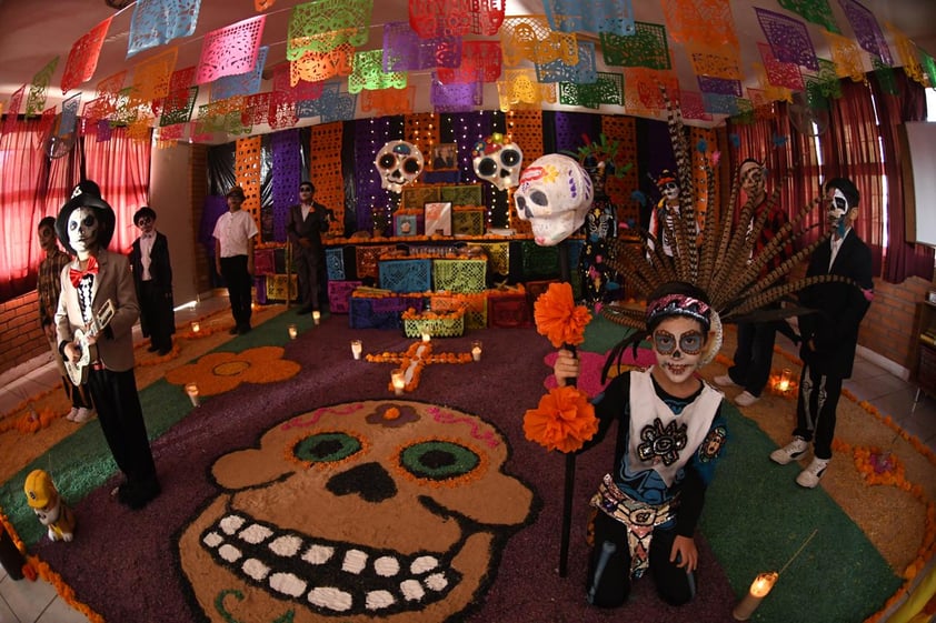 Con altares y festivales, escuelas laguneras celebran el Día de Muertos