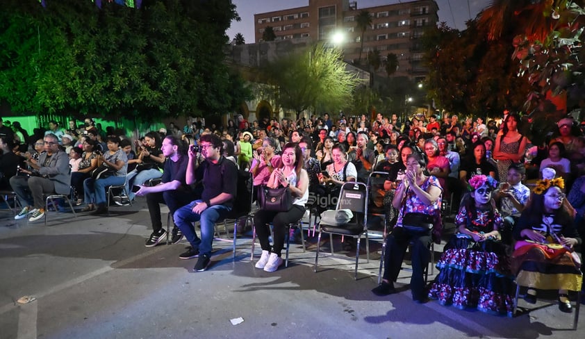 Torreonenses tomaron la calle en Festival Cultural de Día de Muertos