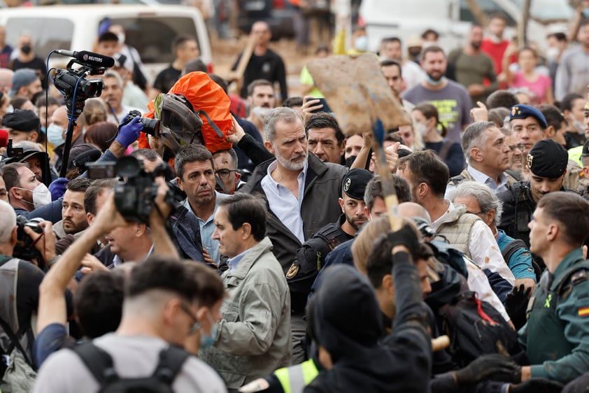 Reciben con gritos y lodo a comitiva de los reyes de España en zona afectada por temporal