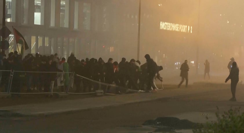 Hinchas israelíes se enfrentan con manifestantes en Ámsterdam