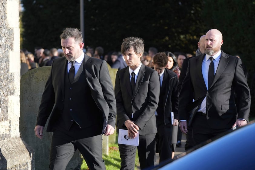 Los integrantes de One Direction se reúnen en público en el funeral de Liam Payne