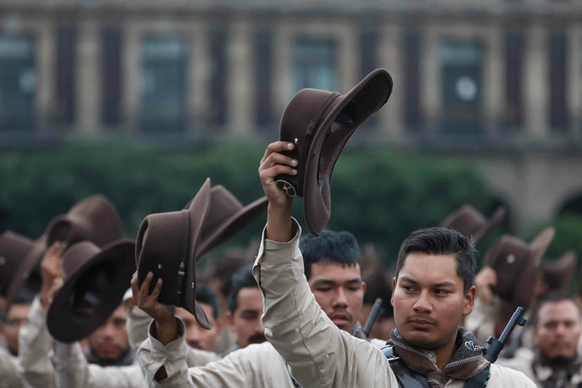 Desfile de aniversario de la Revolución Mexicana en Ciudad de México