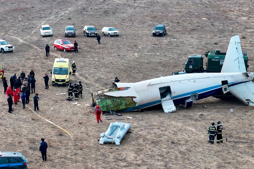 Avión se estrella en Kazajistán y mueren decenas de personas