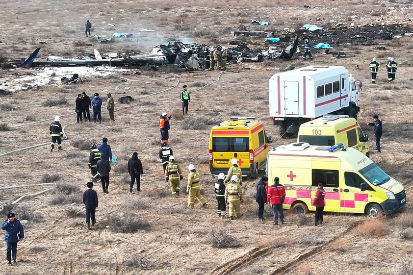 Avión se estrella en Kazajistán y mueren decenas de personas