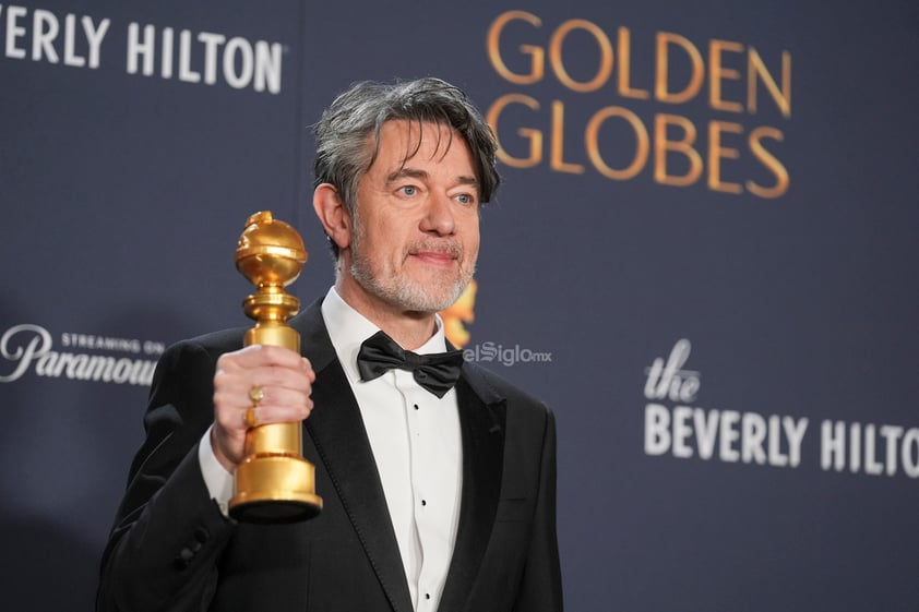 Peter Straughan con el premio al mejor guion cinematográfico por 'Conclave'.