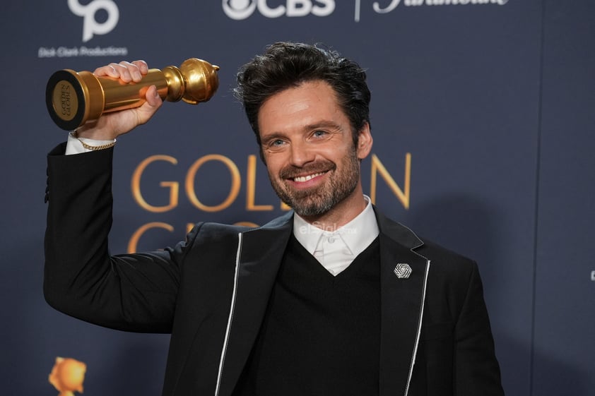 Sebastian Stan con el premio a la mejor interpretación masculina en una película musical o de comedia por 'A Different Man'.