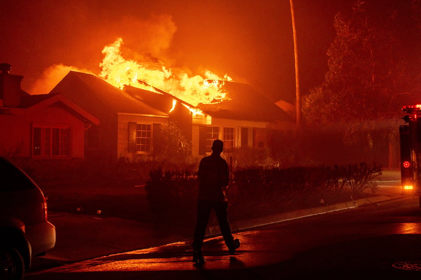 Incendios asolan Los Ángeles, California; dejan muertes y miles de evacuados