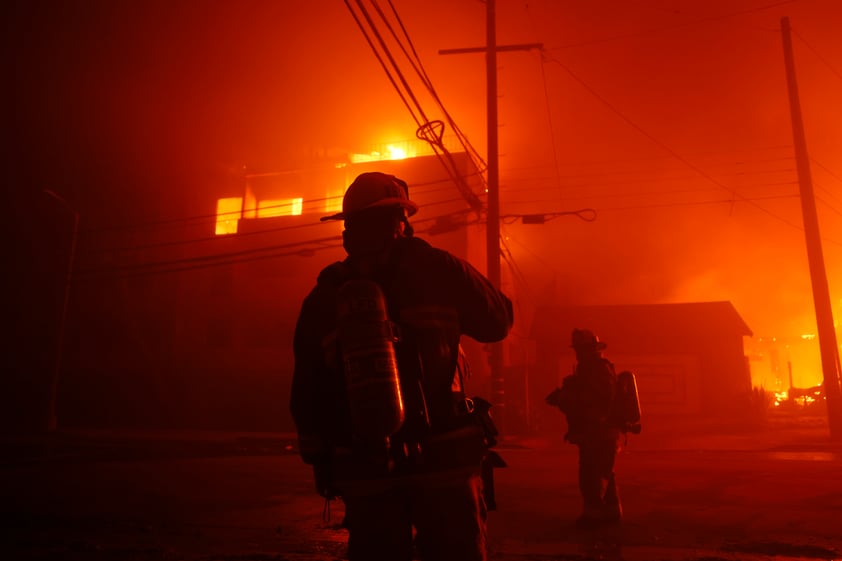 Incendios asolan Los Ángeles, California; dejan muertes y miles de evacuados