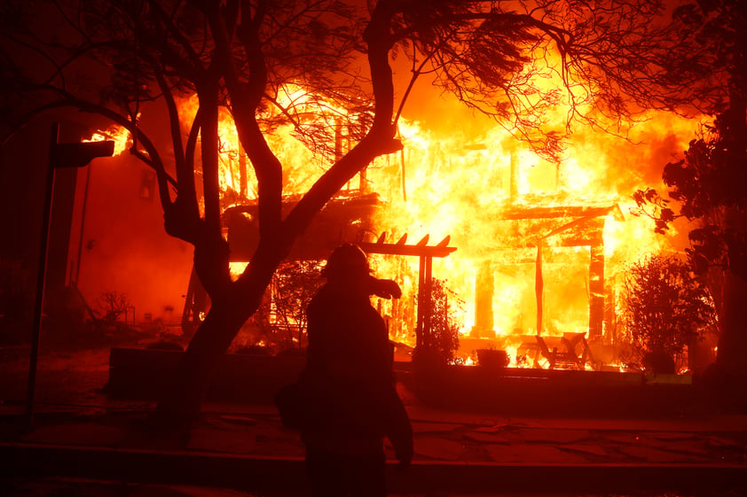 Incendios asolan Los Ángeles, California; dejan muertes y miles de evacuados