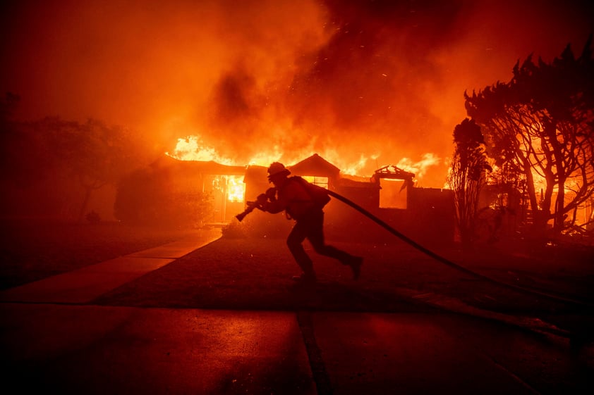 Incendios asolan Los Ángeles, California; dejan muertes y miles de evacuados