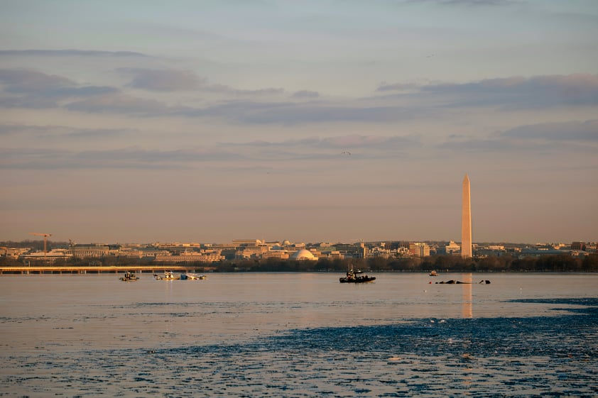 Despidos por Trump, falta de personal y nuevas dudas rodean accidente aéreo en Washington