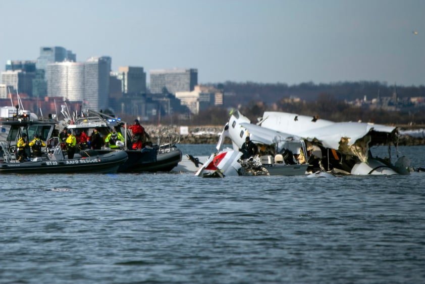 Despidos por Trump, falta de personal y nuevas dudas rodean accidente aéreo en Washington