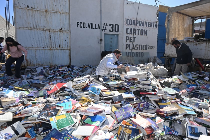 Recicladora de Torreón abre al público venta de libros desechados por UVM