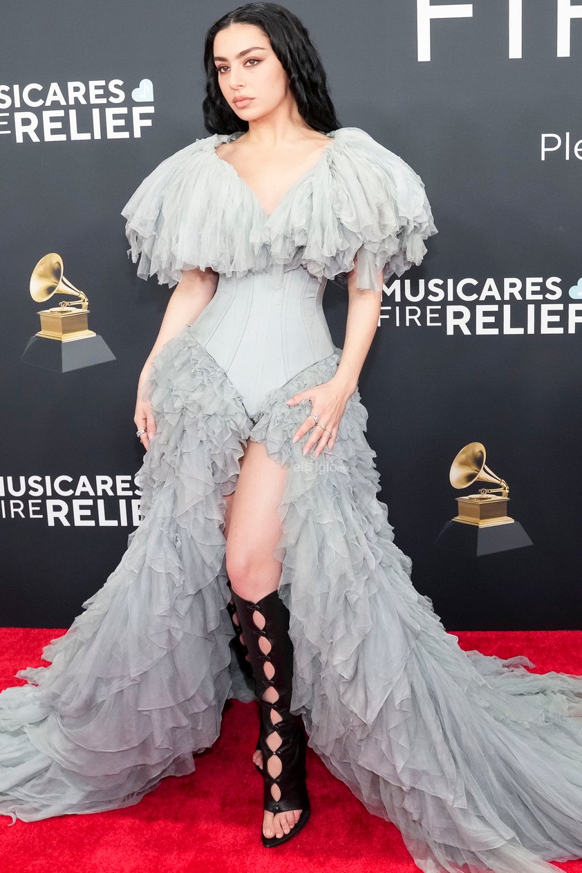 Lo clásico y atrevido hacen sinergia en la alfombra roja de los Grammy