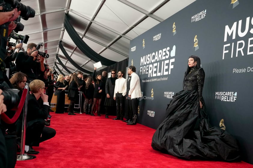 Lo clásico y atrevido hacen sinergia en la alfombra roja de los Grammy