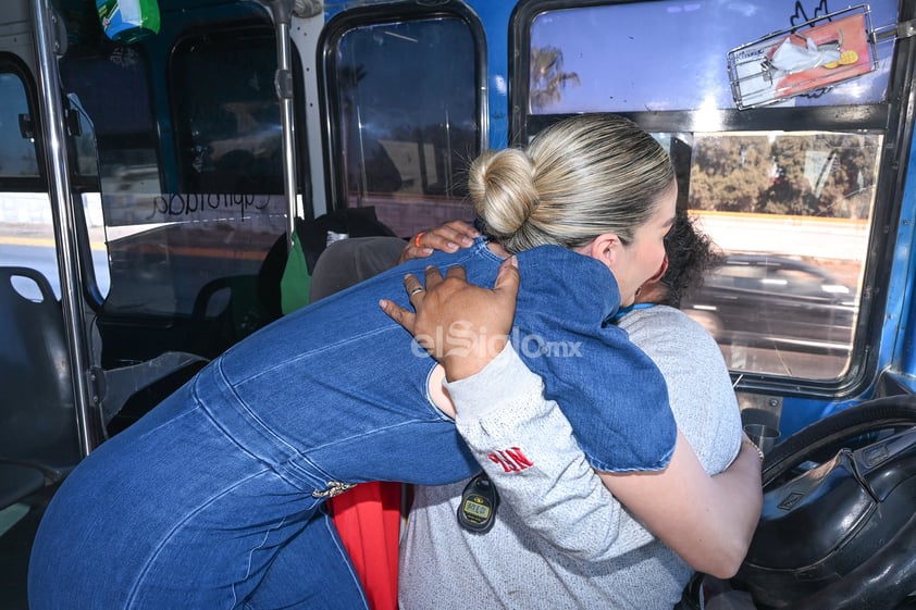 Chofer lagunera recibe emotiva sorpresa de Alicia Sifuentes de Mi Barrio Colombiano