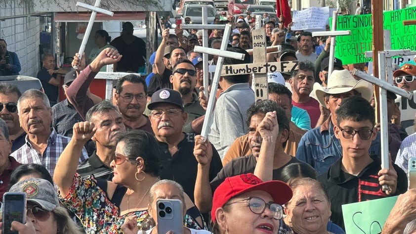 Trabajadores de AHMSA exigen pago de 40 quincenas en marcha y manifestación