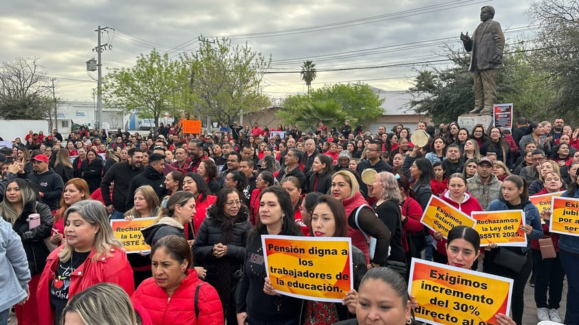 Maestros protestan en Monclova contra reforma a la Ley del ISSSTE 2025