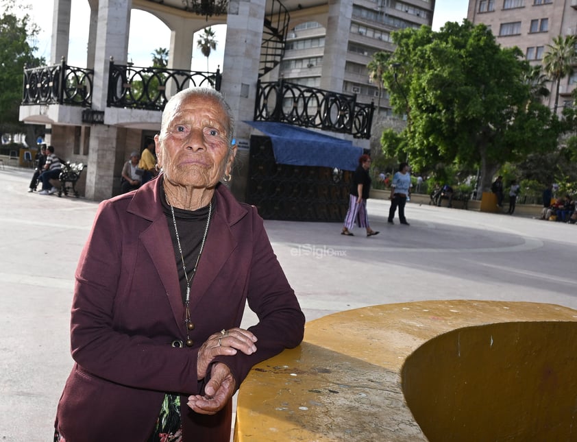 Doña Chalita, la abuelita lagunera que es 'El Torbellino de la Plaza de Armas'