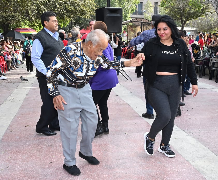 Doña Chalita, la abuelita lagunera que es 'El Torbellino de la Plaza de Armas'