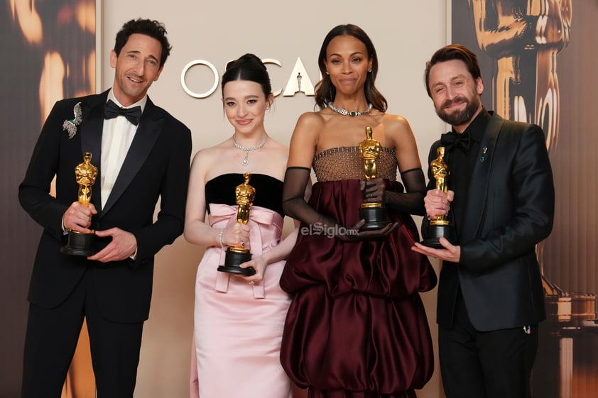 Adrien Brody, de izquierda a derecha, ganador del premio a mejor actor por 'The Brutalist'; Mikey Madison, ganadora del premio a la mejor actriz por 'Anora'; Zoe Saldana, ganadora del premio a mejor actriz de reparto por 'Emilia Perez'; y Kieran Culkin, ganador del premio a mejor actor de reparto por 'A Real Pain'