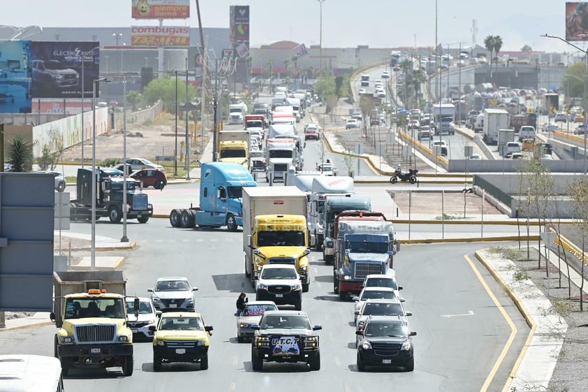 Protestan transportistas en el Periférico, denuncian hostigamiento de la Guardia Nacional