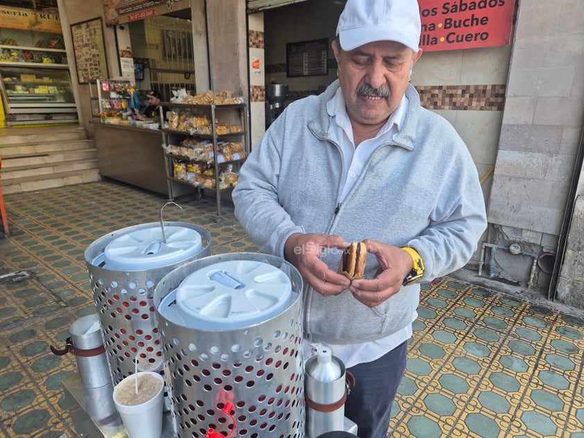 Abuelo lagunero le da sabor a la vida; recorre en bici Torreón con sus antojitos