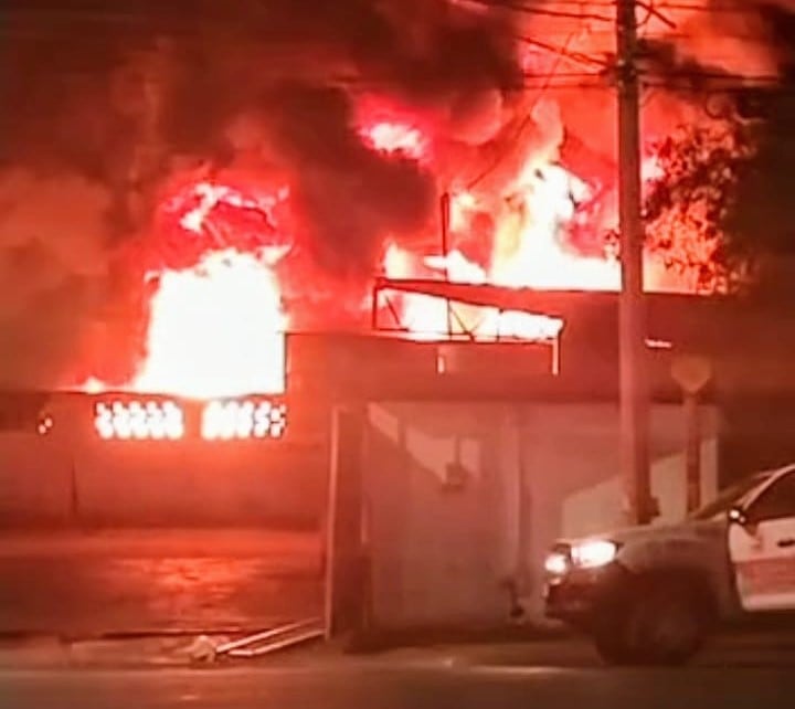Incendio de dos empresas en el Parque Industrial Carlos Herrera de la ciudad de Gómez Palacio. (EL SIGLO DE TORREÓN)