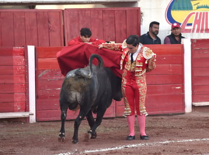 El regiomontano “Jesusín” Jesús Torres, se mostró voluntarioso, con el peor
ejemplar de la ganadería de Campo Grande, que se rajó en el segundo tercio.
