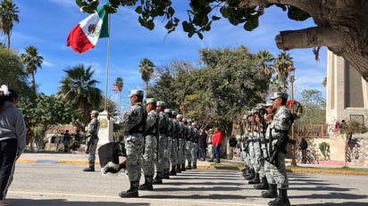 El personal de la Guardia Nacional realizó la ceremonía de izamiento de la Bandera Nacional.