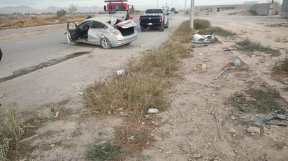 Un auto acabó con graves daños en la carrocería tras un accidente en Torreón.