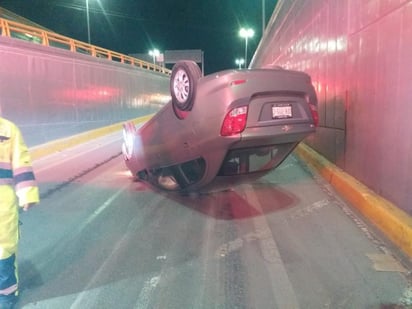 El conductor de un automóvil sufrió una volcadura en el desnivel que se encuentra en el Nudo Mixteco, en Torreón.