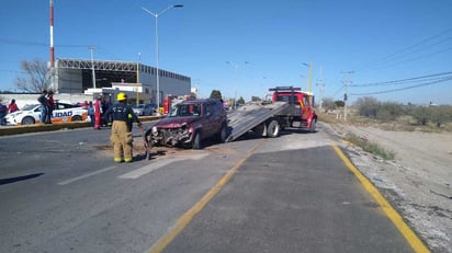 Una camioneta Jeep Liberty volcó sobre los carriles de circulación en la carretera Torreón - San Pedro, por el ejido El Albia.