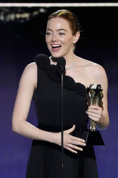Emma Stone recibe su premio a la mejor actriz por su trabajo en Poor Things.