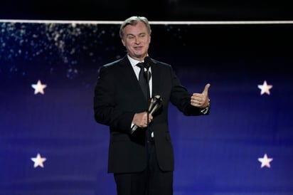 Christopher Nolan recibe el galardón de mejor director gracias a su trabajo en Oppenheimer. 